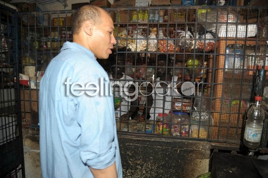 Karim Wade fait des achats dans une boutique de Dakar !!!