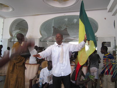 Mali : après l'agression de Dioncounda Traoré, Bamako se réveille dans l'inquiétude Mali : après l'agression de Dioncounda Traoré, Bamako se réveille dans l'inquiétude