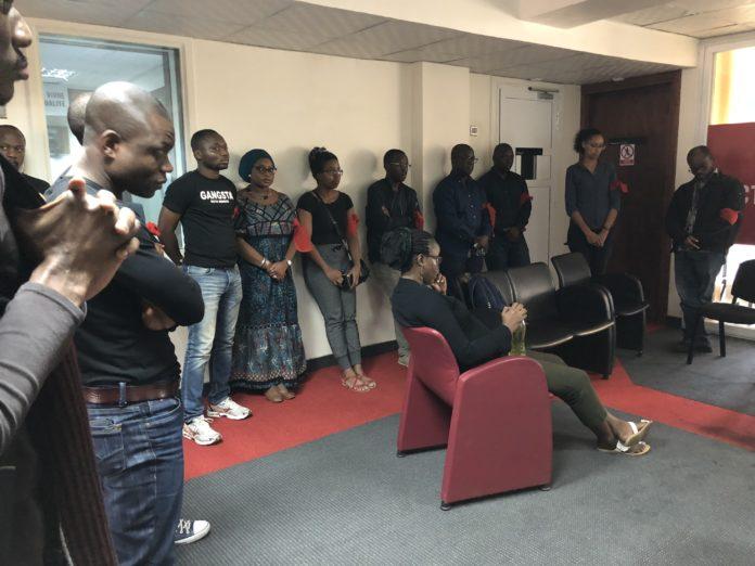 Les travailleurs de BBC Afrique, tous de noirs vêtus, brassards rouges aux bras, janvier 2018
