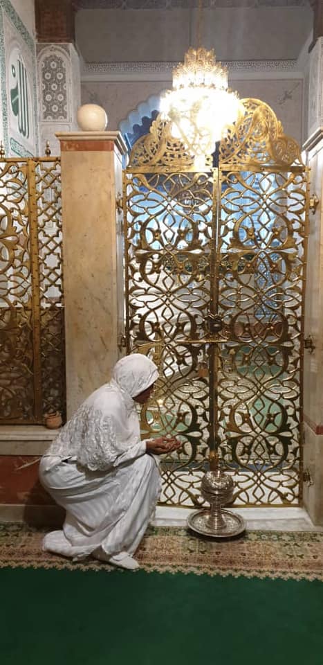 PHOTOS - Fès: Astou Traoré se recueille au mausolée de Cheikh Ahmed Tijani