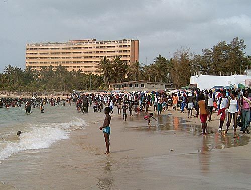 Virée nocturne à la plage de Ngor: Entre nudité et usage de chanvre indien