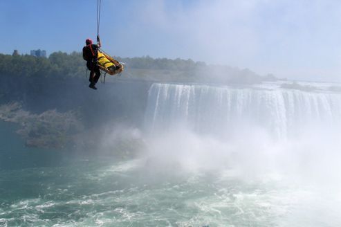 Il survit à son saut dans les chutes du Niagara