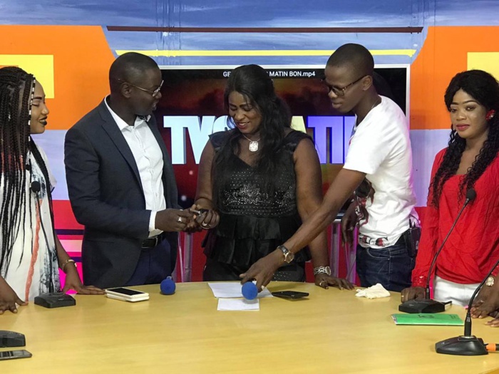 Kaolack: Serigne Mboup offre un 4x4 Ã Adji Diarra Niang Kaolack: Serigne Mboup offre un 4x4 Ã Adji Diarra Niang