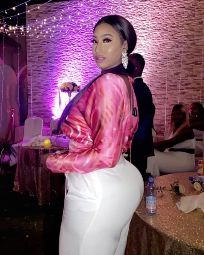 VIDEO – Diaba Sora, la Kim Kardashian du Mali expose ses belles rondeurs