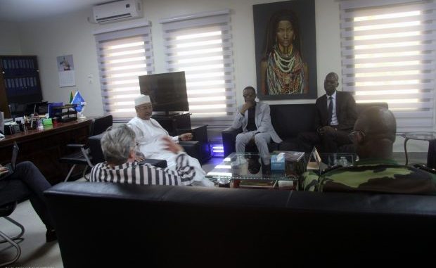PHOTOS – Youssou Ndour rend visite aux forces de défense et de sécurité du Sénégal déployées au Mali