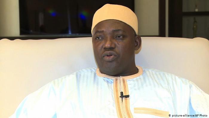 Gambie: Adama Barrow libère ses adversaires politiques