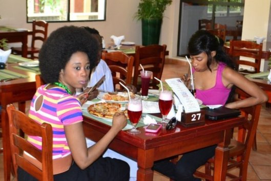 Adiouza dine avec son pére Ouza et sa soeur Rei Diallo !!!