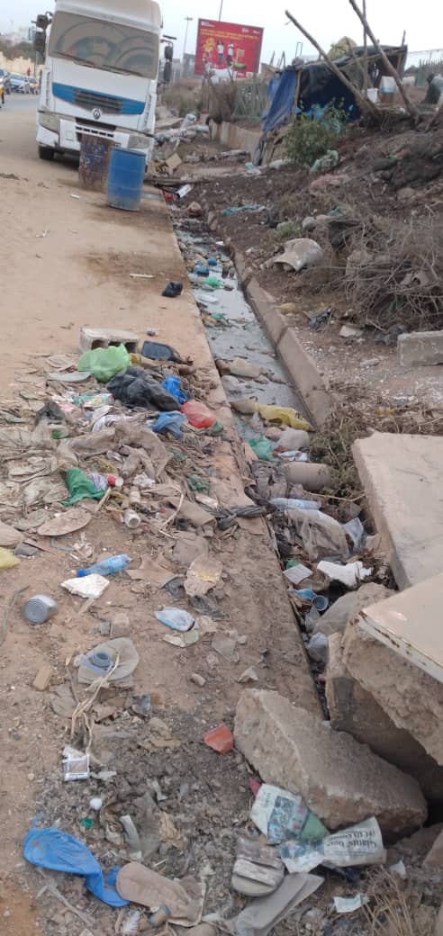 PHOTOS - Regardez les images désolantes de ce canal qui borde le stade LSS, la cite Socabeg, la Résidence Mixta et le Lycée moderne de Dakar