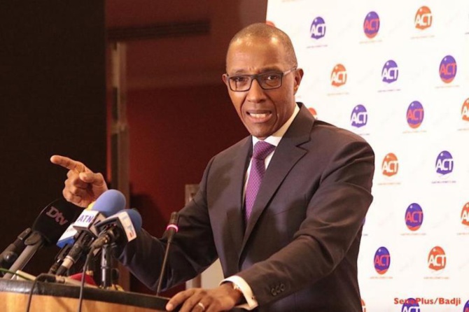Baisse du prix du pétrole: Abdoul Mbaye appelle Macky Sall à revoir les tarifs de l'électricité Baisse du prix du pétrole: Abdoul Mbaye appelle Macky Sall à revoir les tarifs de l'électricité