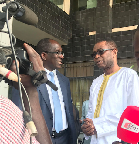 Coronavirus – Youssou Ndour remet un important lot de produits sanitaire au ministre de la Santé