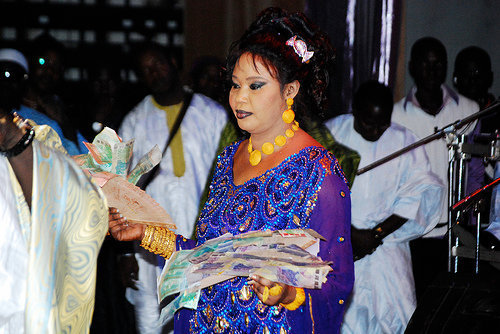 Une pluie d'argent s'abat sur Fatou Guewel