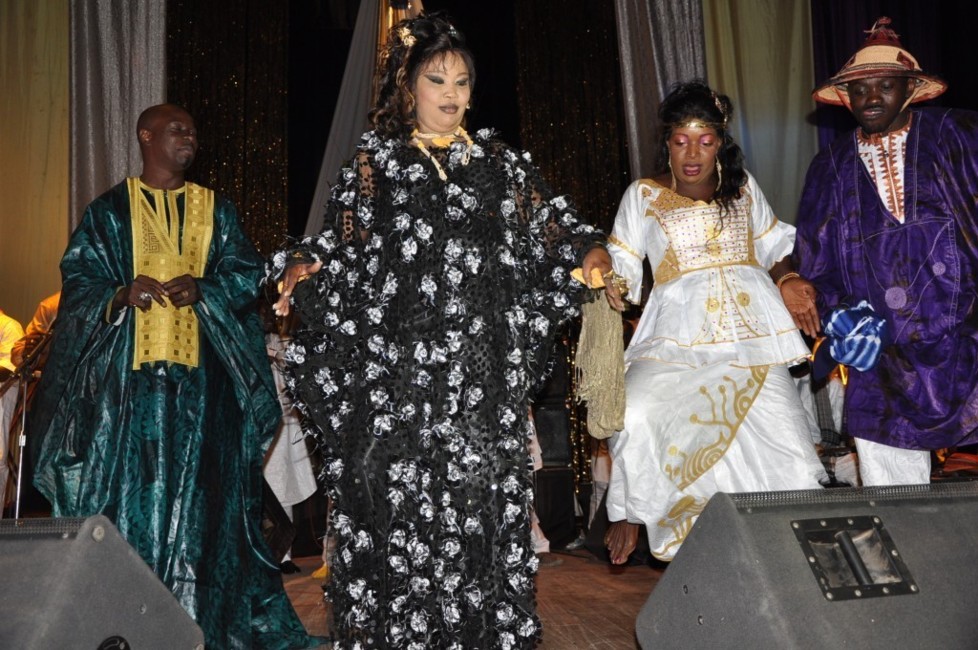Fatou Guéwel danse le 'Thiakhagoune"