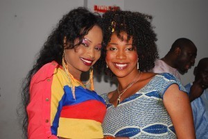 La danseuse Mbathio Ndiaye avec une admiratrice!