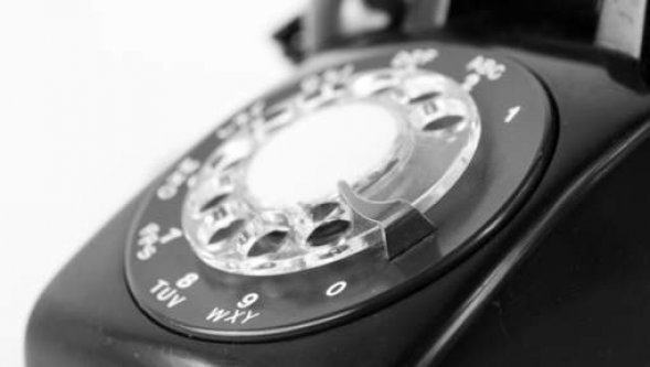 Depuis 6 mois, son téléphone sonne à minuit pile