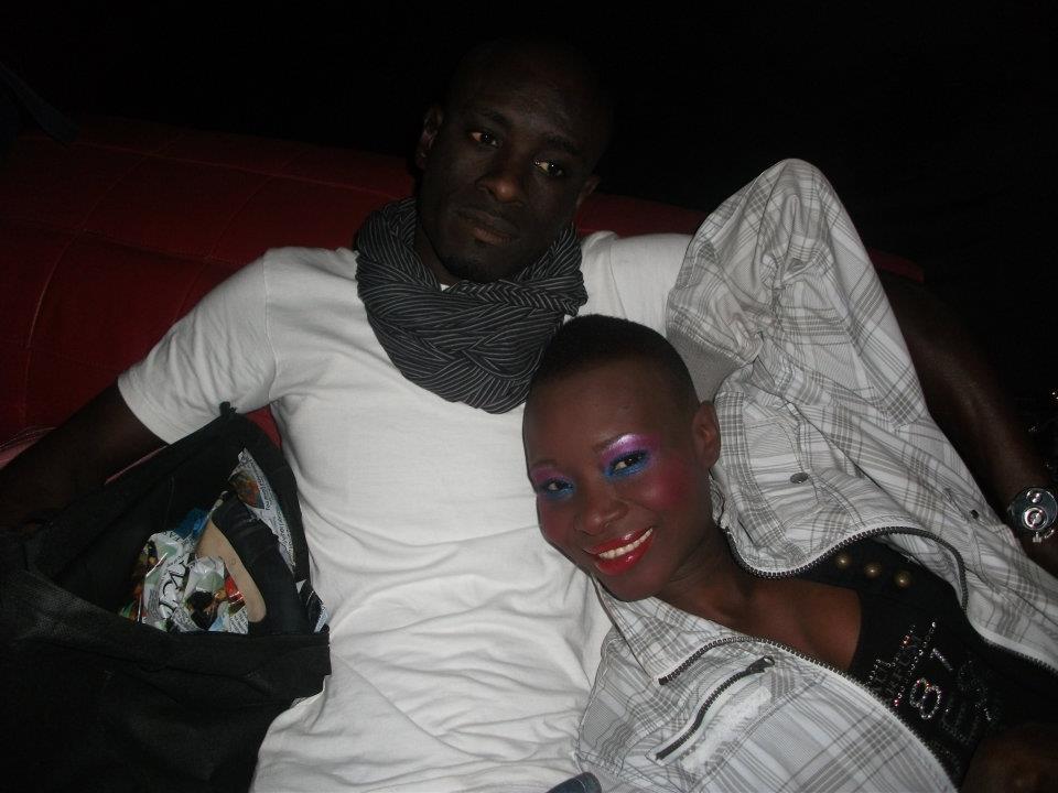 Le mannequin Fleur Mbaye se détend sur son copain qui joue au gentil homme
