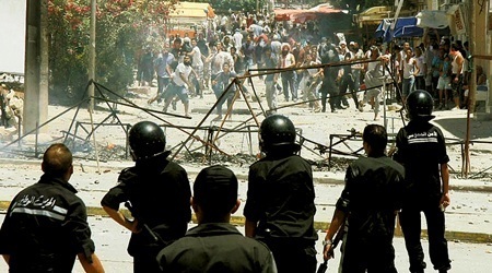 Couvre-feu en Tunisie, secouée par des émeutes