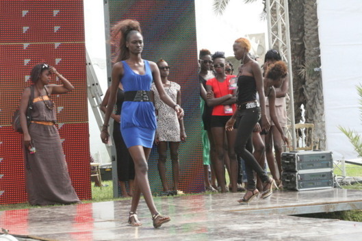 Dakar Fashion Week débute par un défilé plein air