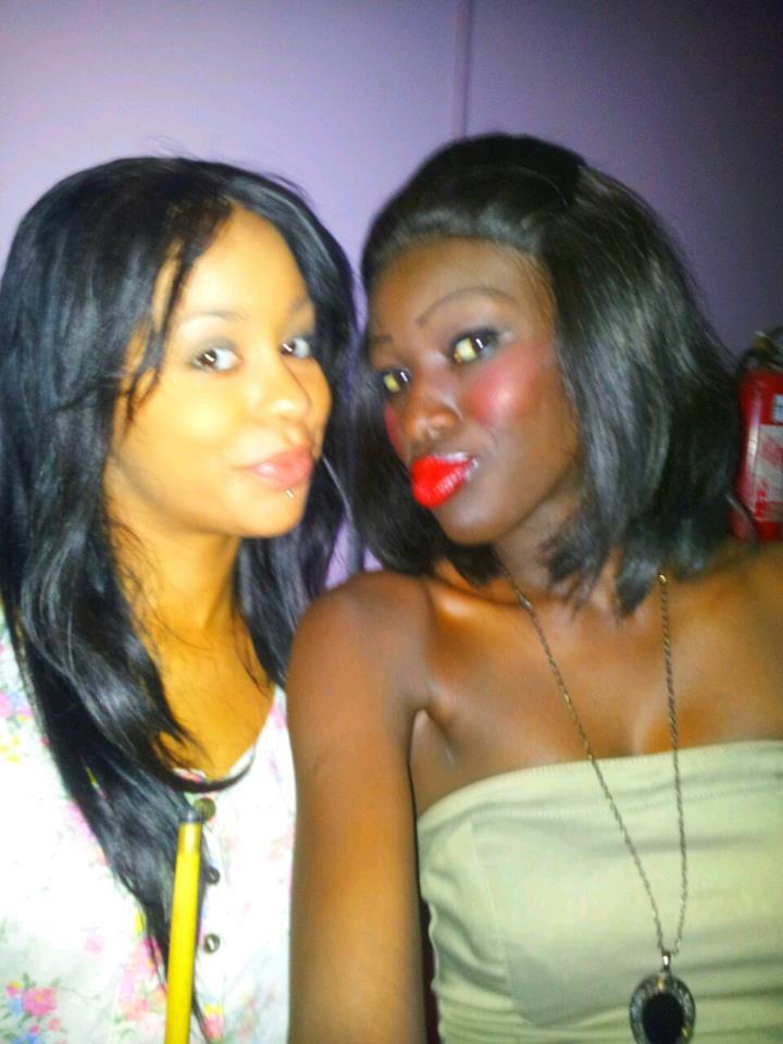 Léa Soukeyna Ndiaye en toute complicité avec le mannequin Capri Faye dans un club de nuit à Dakar