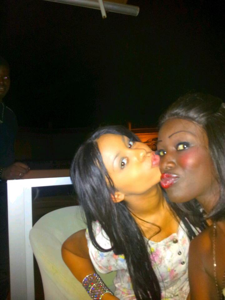 Léa Soukeyna Ndiaye en toute complicité avec le mannequin Capri Faye dans un club de nuit à Dakar