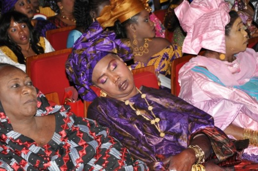 Incroyable! La sieste de la grande dame à Sorano