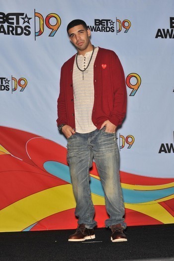 Drake dément son implication dans la bagarre avec Chris Brown