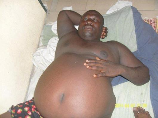 Voici l'homme qui a le plus gros ventre, il fait une bonne sieste ...