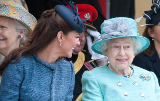 PHOTOS Kate Middleton et la reine très proches en public, copines pour la vie