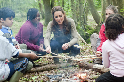 Kate Middleton fait du camping avec des écoliers