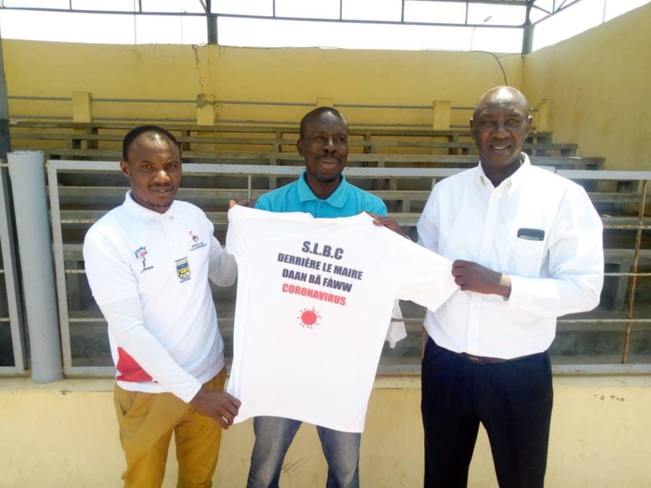 (PHOTOS)- Riposte contre le Covid 19 à Saint-Louis: Mansour Faye, Maire de la ville, distribue ses prospectus et T-Shirts…