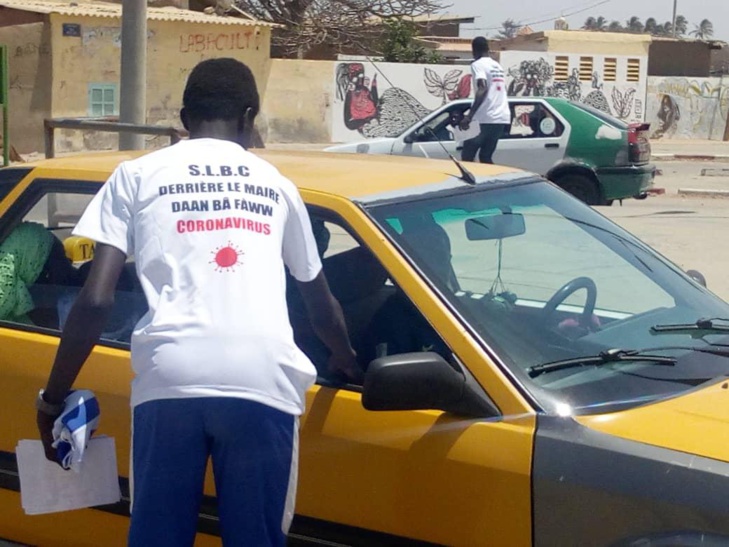(PHOTOS)- Riposte contre le Covid 19 à Saint-Louis: Mansour Faye, Maire de la ville, distribue ses prospectus et T-Shirts…
