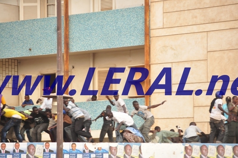 Violents affrontements entre les supporters de Modou Lô et ceux de Gris Bordeaux sur l’avenue du Centenaire