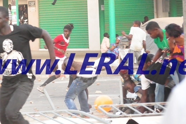 Violents affrontements entre les supporters de Modou Lô et ceux de Gris Bordeaux sur l’avenue du Centenaire
