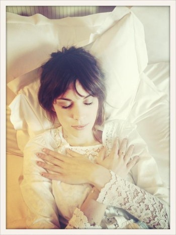 Alexa Chung sur son lit de mort