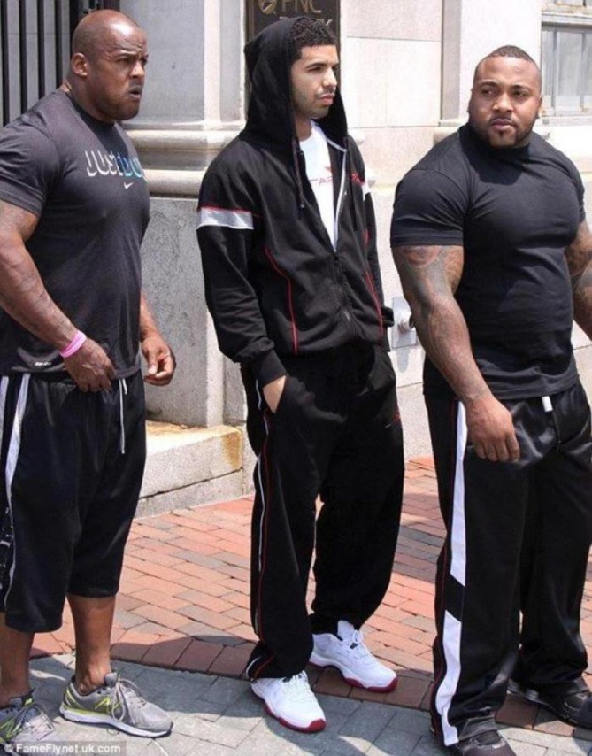Depuis sa bagarre qui a fini à l'hopital avec Chris Brown, le rappeur Drake sort toujours accompagné de deux garde du corps.