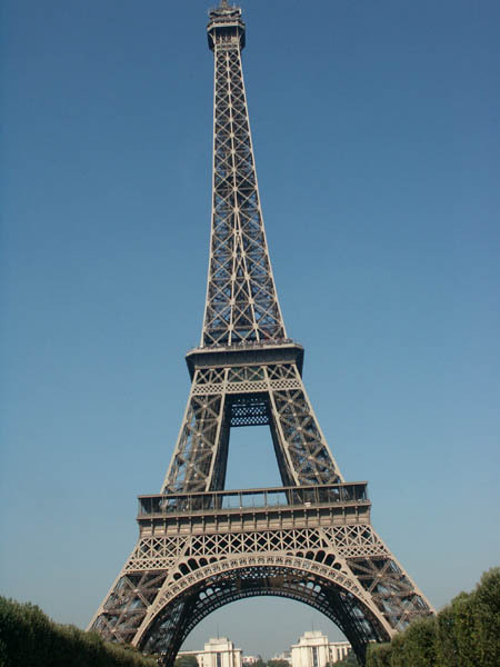 Il escalade la Tour Eiffel et se tue