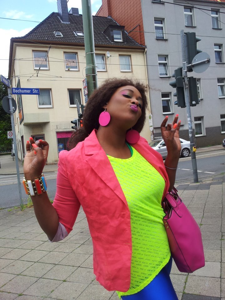 La top model Awa Fall toute happy dans les rues de Berlin