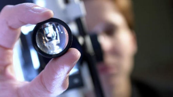UN MÉDECIN ÔTE DE L'OEIL D'UN PATIENT UN VER DE 13 CM ENCORE VIVANT