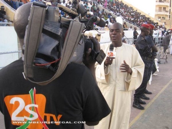 Camera de rue Becaye Mbaye interview Modou LO »les lieutenants du Lutteur interdit  l’axe à Bécaye » 
