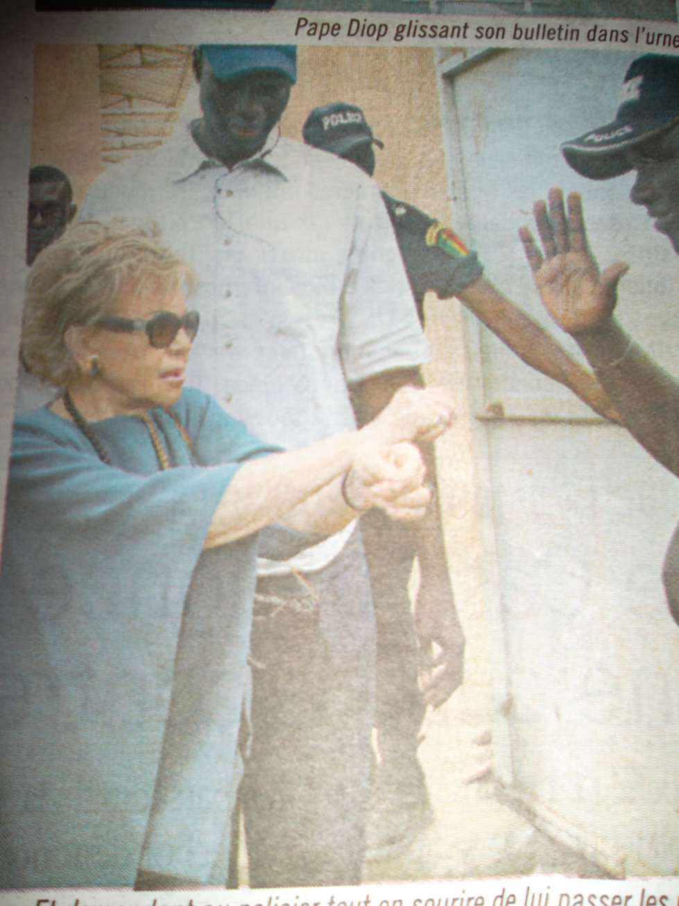 Madame Viviane wade demande au policier de lui passer les menottes