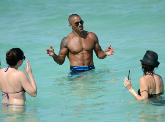 Shemar Moore fait son show sur les plages de Miami