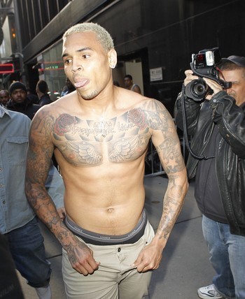 Chris Brown a un sourire en or