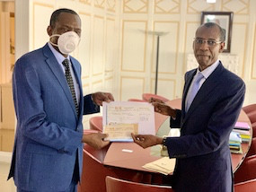 Riposte Covid 19- Abdoul Ly, DG de l’ARTP : L’Ingénieur en Génie Électrique, ARTP généreux donateur,  contribue à hauteur de 117 millions de FCfa ( Artp )