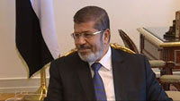 Le président Morsi débute son mandat en défiant l'autorité de l'armée