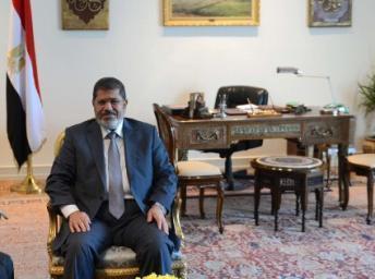 Egypte : le président Mohamed Morsi défie les militaires en rétablissant l’Assemblée du peuple