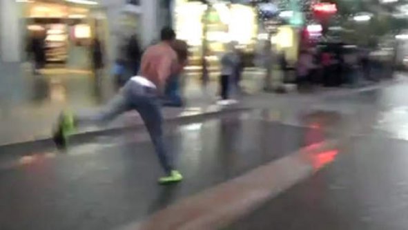 CET HOMME INVENTE LE SUPER MOONWALK