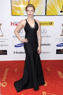 Scarlett Johansson bronze en Italie avec son garde du corps