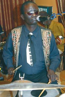 Pape Niang, chanteur:"Les handicapés sont devenus des handi-capables"