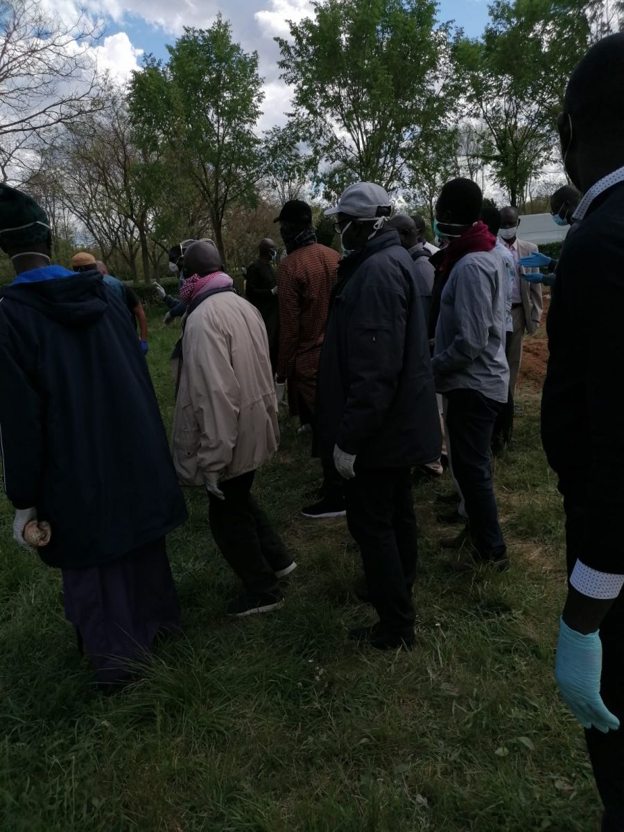 Tristes images, une famille sénégalaise enterre un de ses siens décédé du coronavirus en France (Photos)