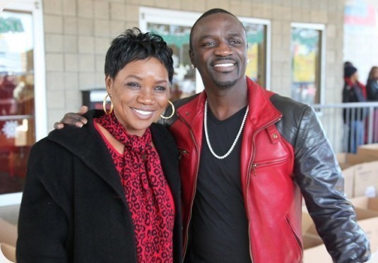 [Audio] Incroyable! Une dame se fait passer pour la mère d'Akon pour...