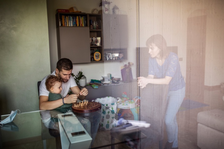 Isoler les malades à la maison, l'Italie stocke des tragédies familiales